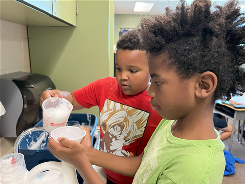 STUDENTS MEASURING DETERGENT